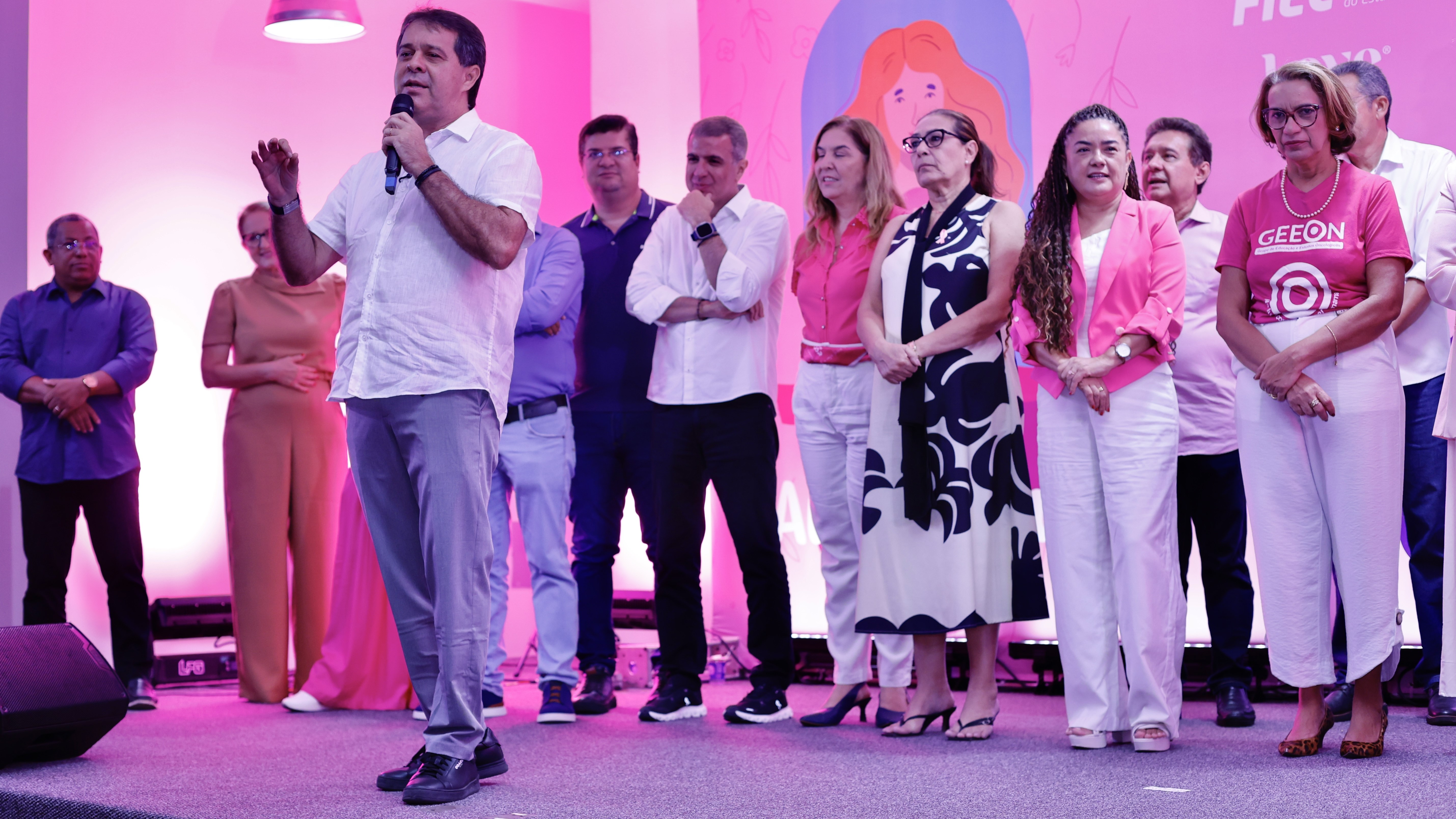 Evandro Leitão falando no palco